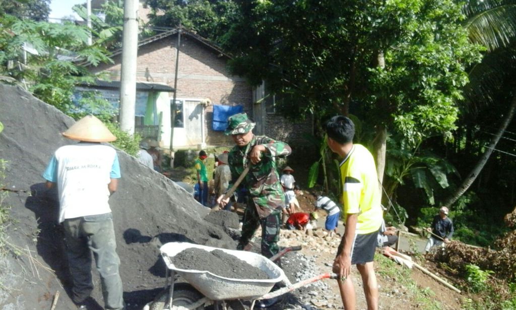 Karya Bhakti Pengecoran Jalan Di Linkungan Bandungan Bersama Masyarakat Oleh Personil Koramil 09/Amb
